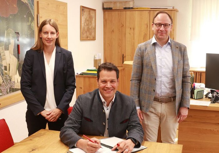 Kerstin Eschler und Benjamin Weber von der Geschäftsleitung der GVP bei der Vertragsunterzeichnung mit Bürgermeister Aaron Treut