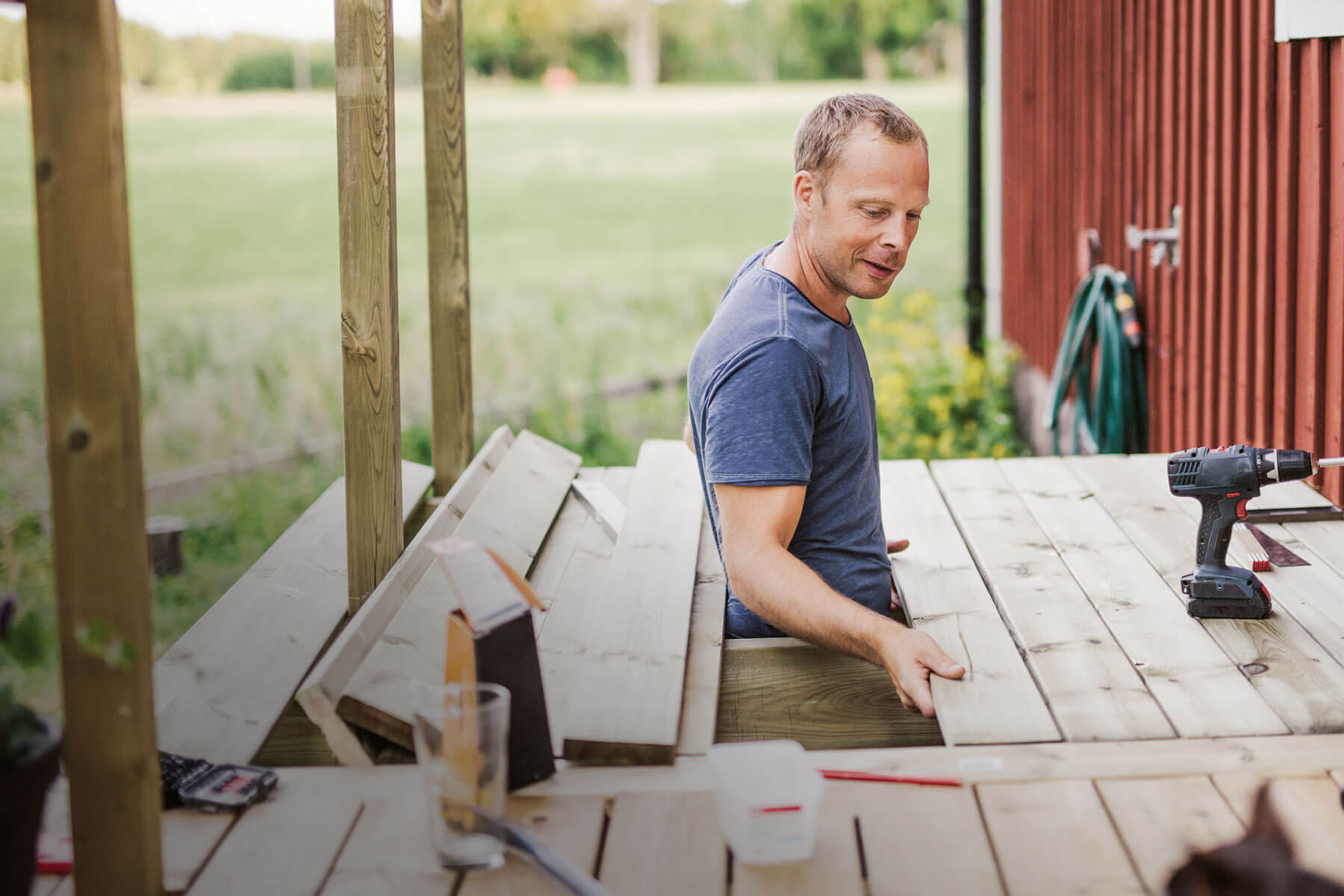 Bild eines Mannes, der an seiner Veranda arbeitet.